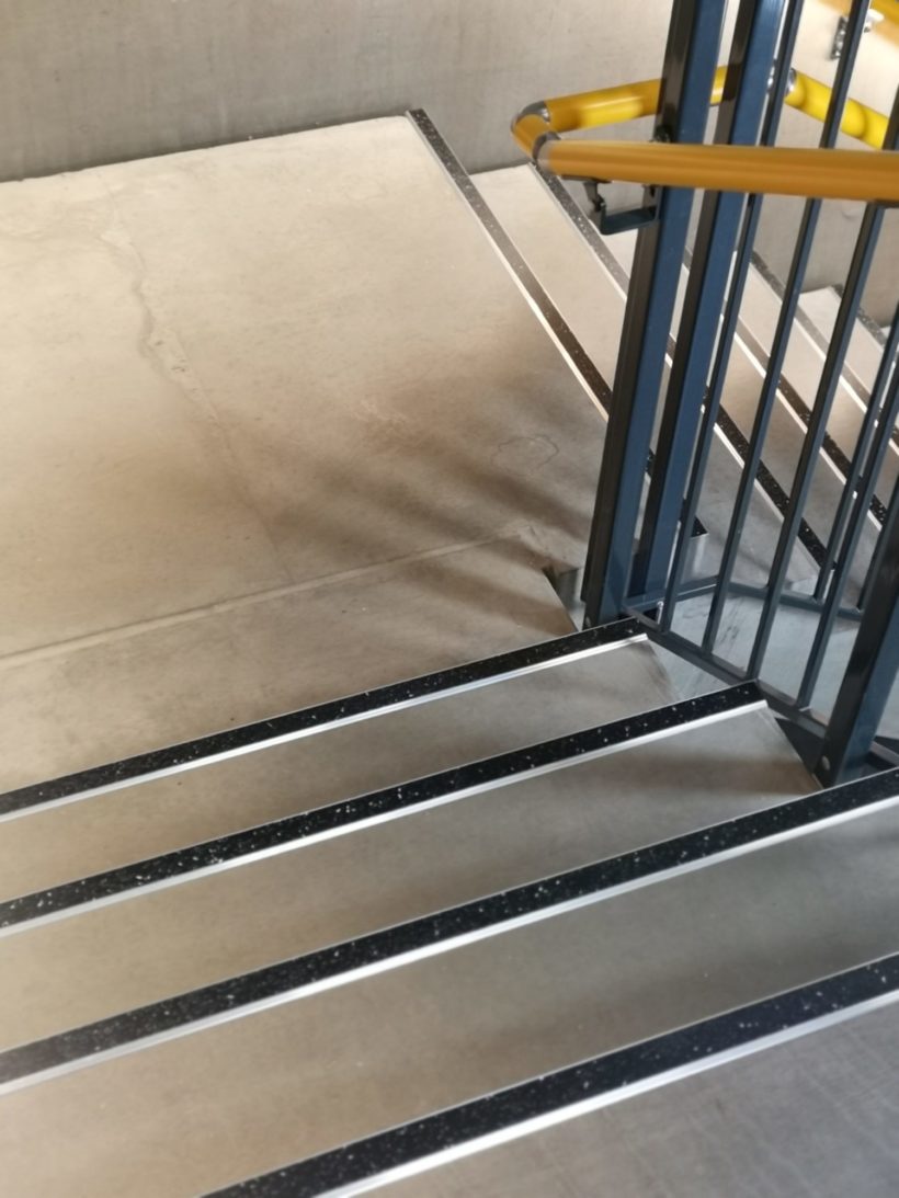 Trappeneser på betongtrapp