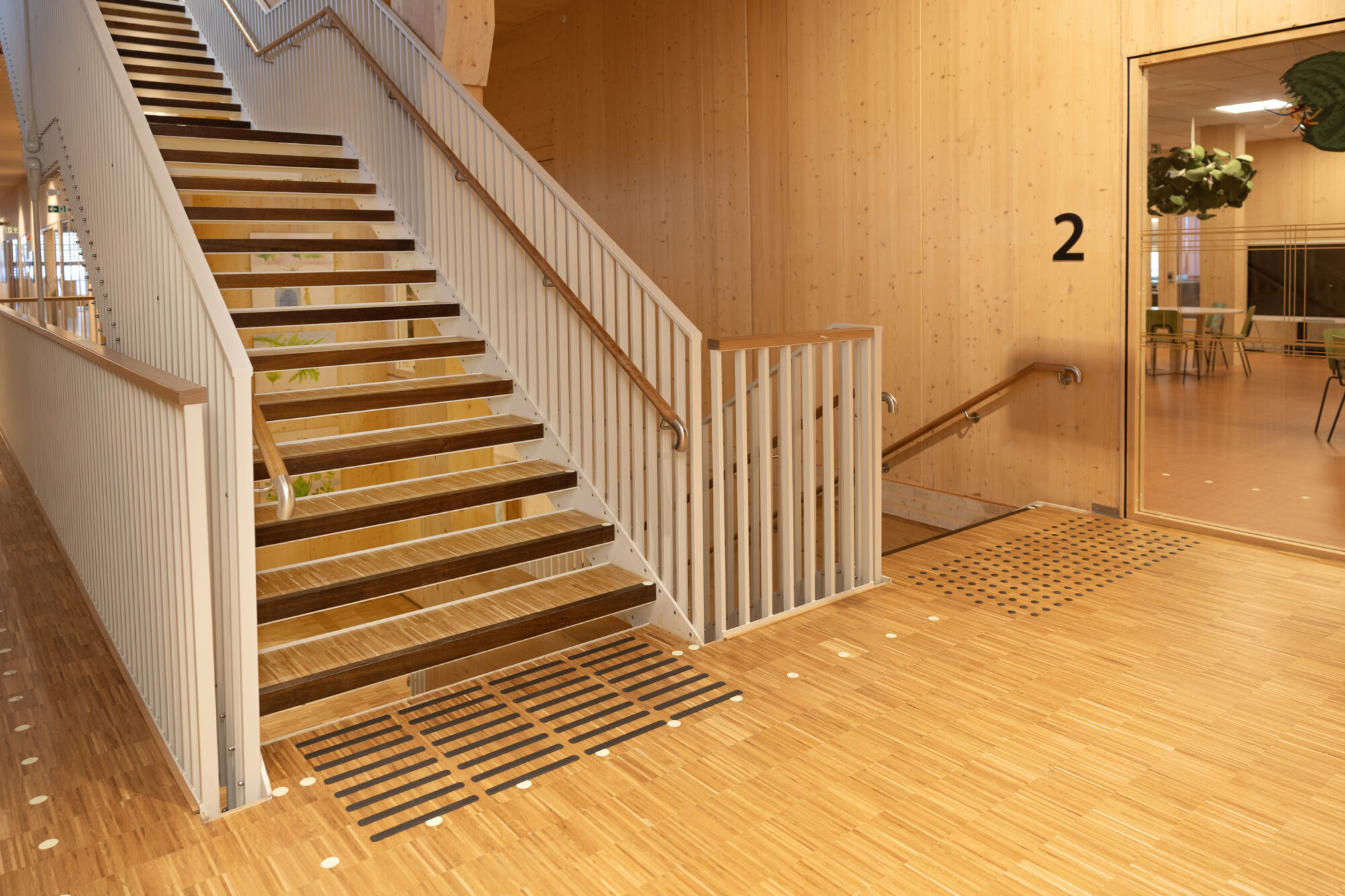 Taktile element i trapp, utført av Plenum ved Huseby skole i Trondheim.