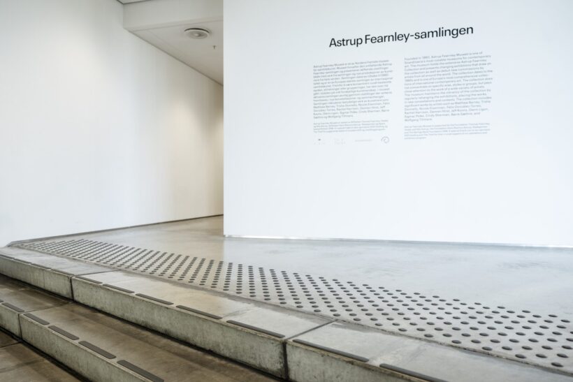 taktil merking med farefelt i gulvet i Astrup Fearnly Museet, som hjelper besøkende med navigasjon.